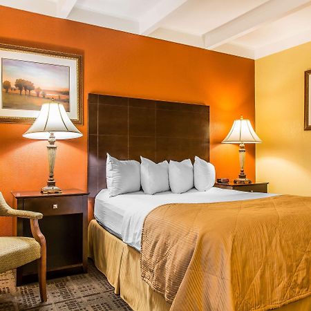 Clarion Hotel & Suites Hamden-New Haven Extérieur photo