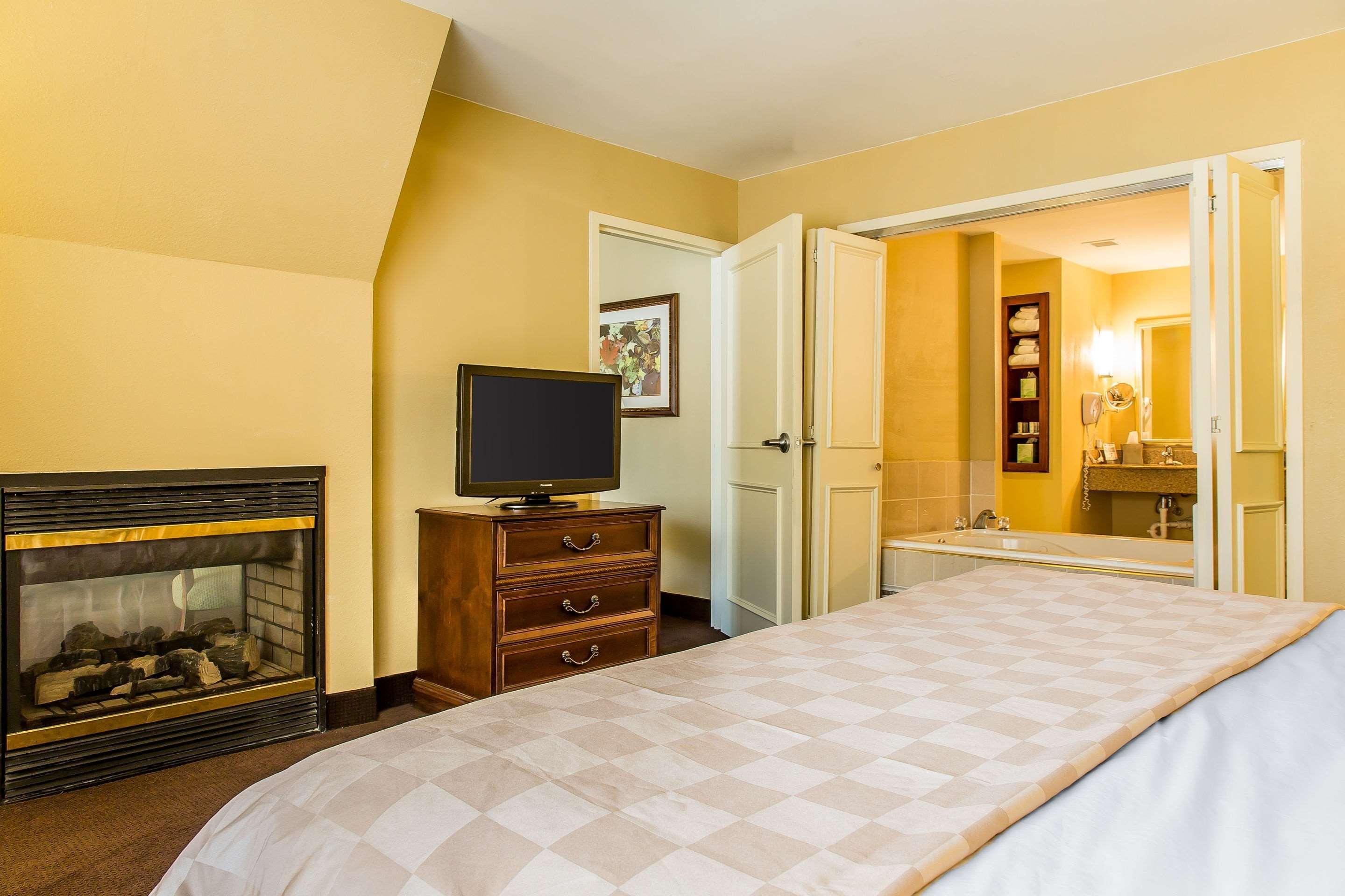 Clarion Hotel & Suites Hamden-New Haven Extérieur photo