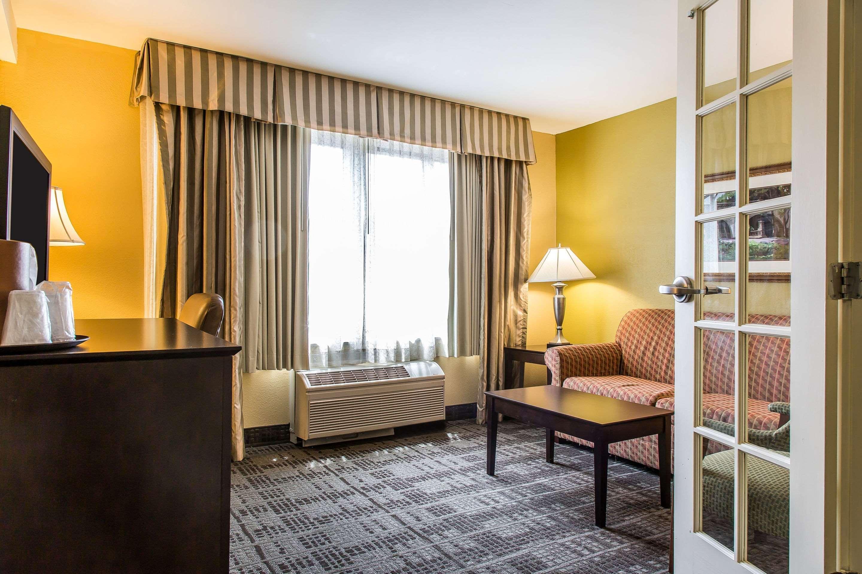 Clarion Hotel & Suites Hamden-New Haven Extérieur photo
