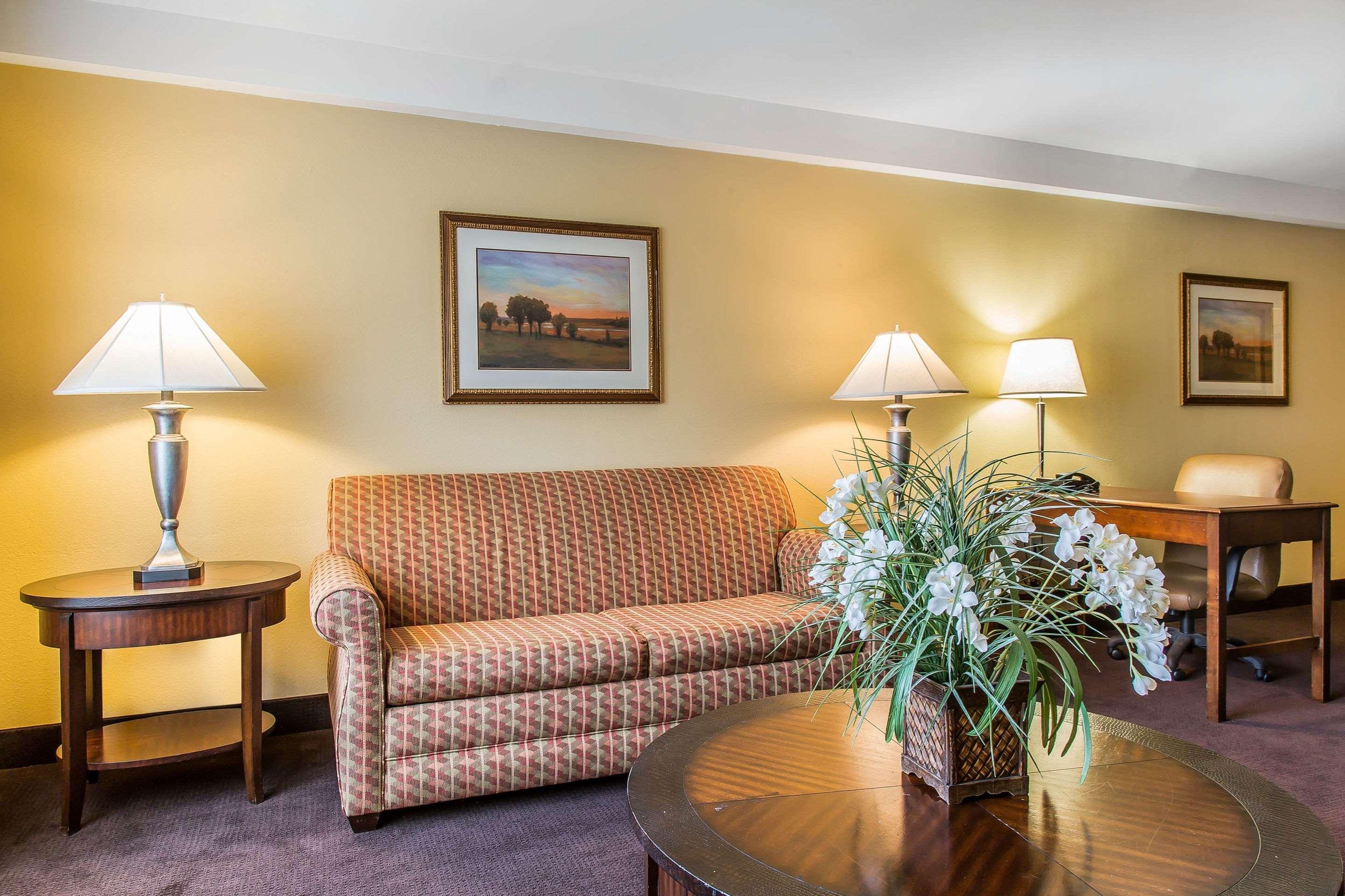 Clarion Hotel & Suites Hamden-New Haven Extérieur photo