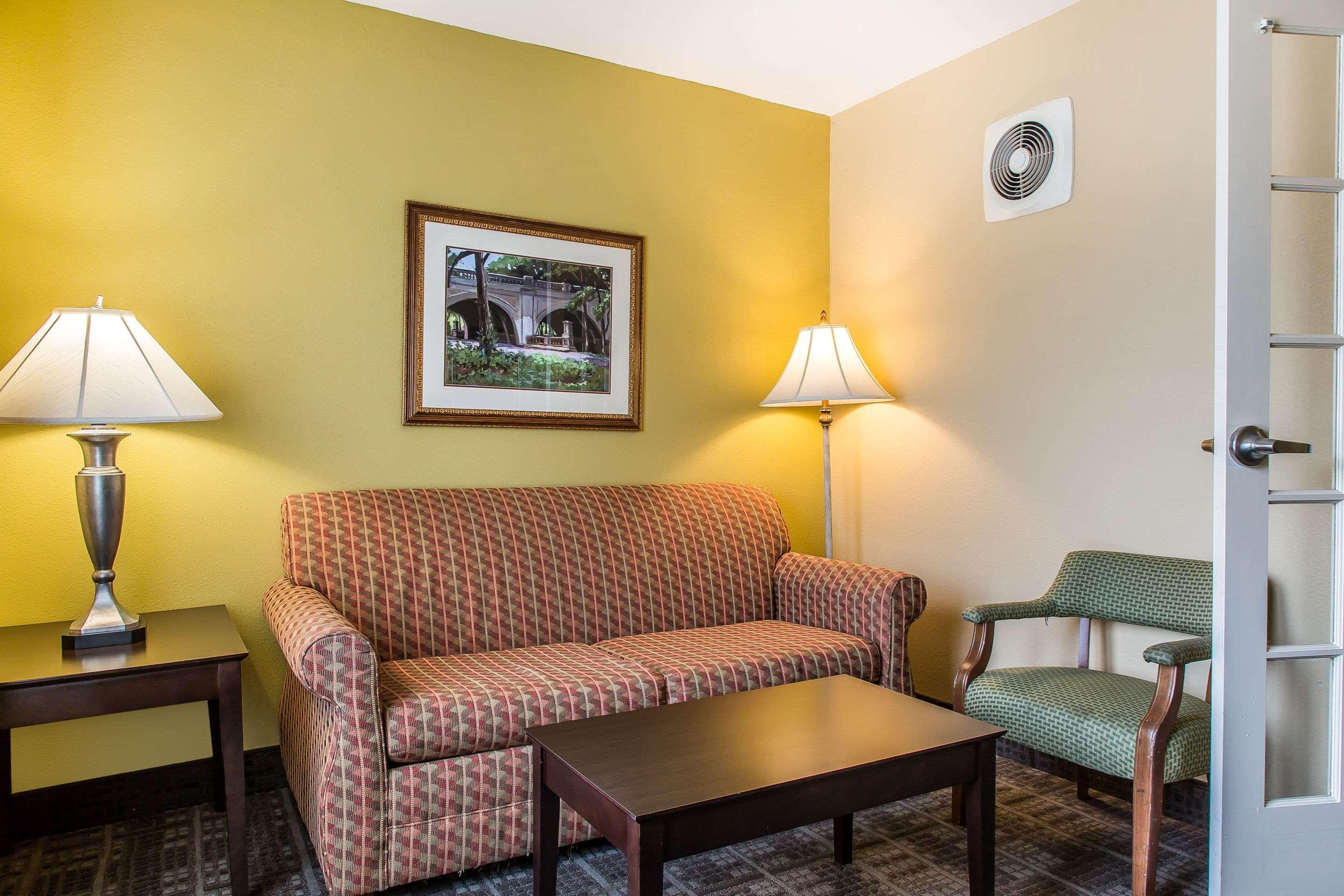 Clarion Hotel & Suites Hamden-New Haven Extérieur photo