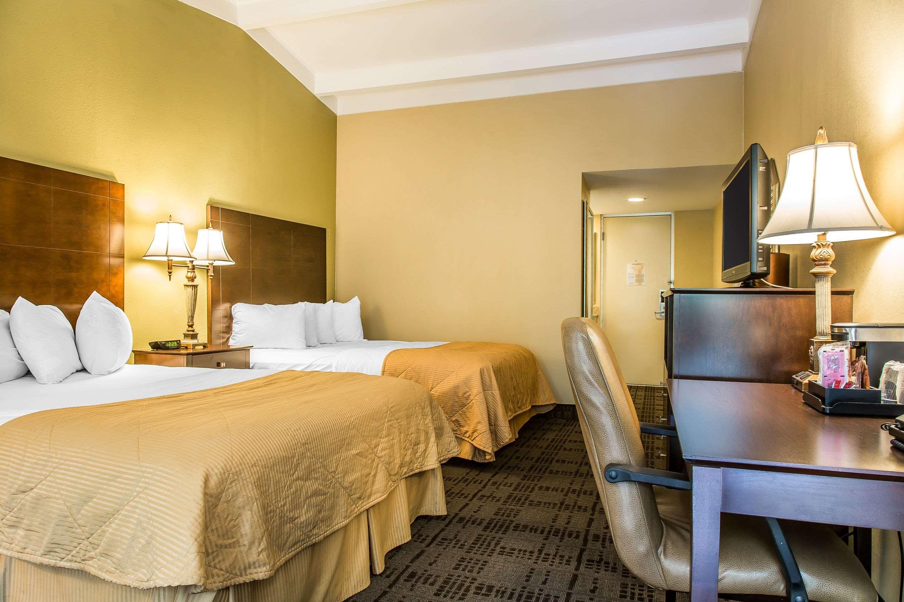 Clarion Hotel & Suites Hamden-New Haven Extérieur photo