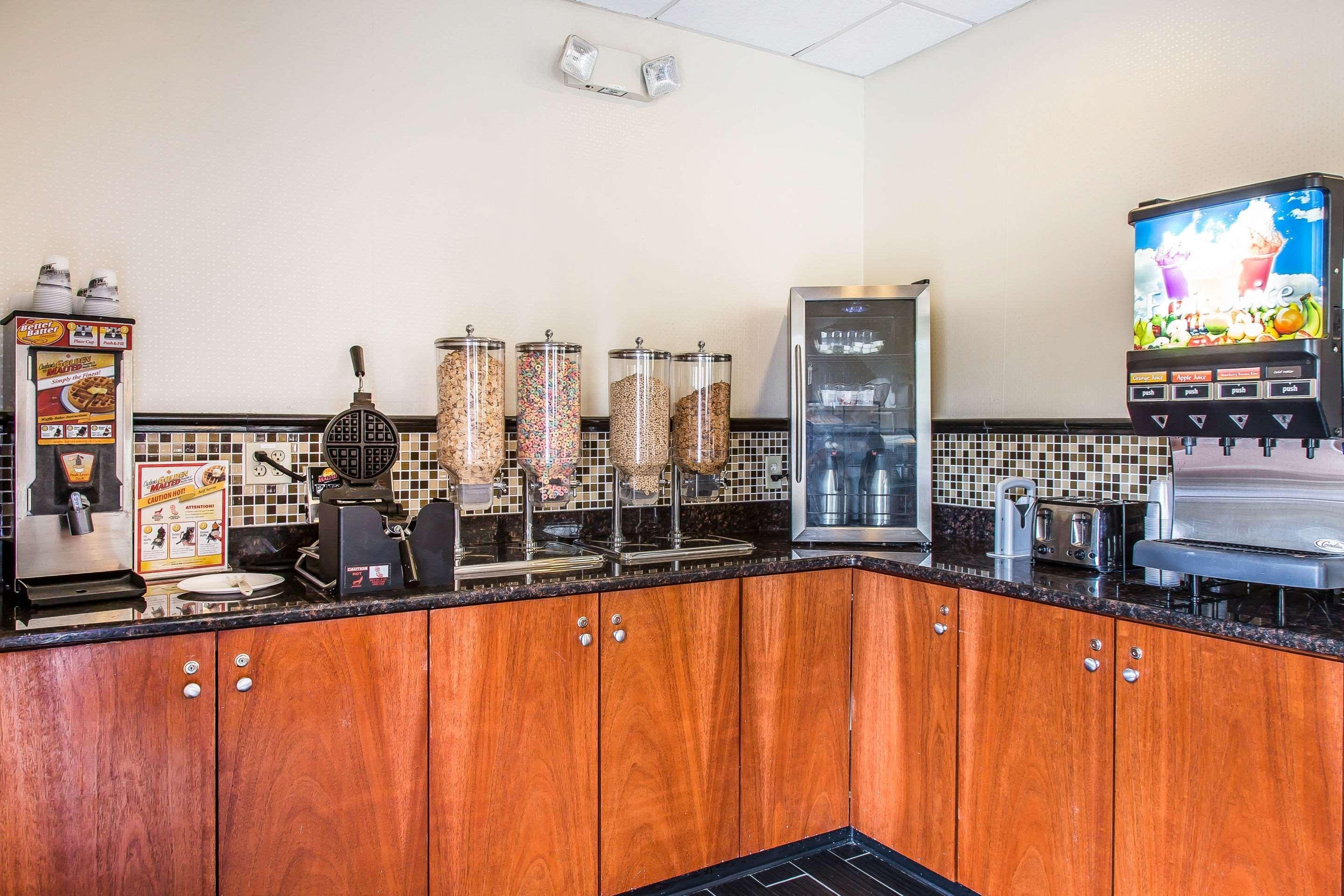 Clarion Hotel & Suites Hamden-New Haven Extérieur photo
