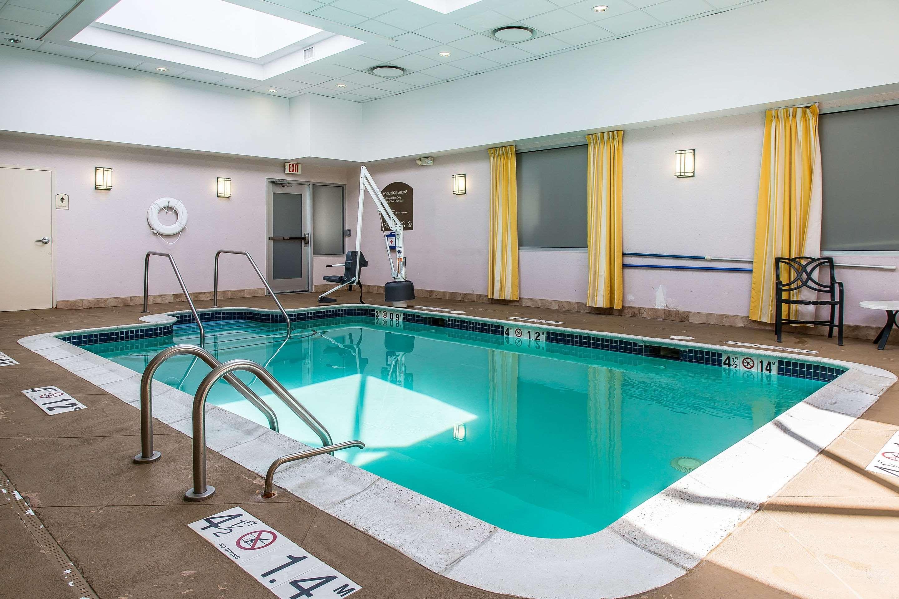 Clarion Hotel & Suites Hamden-New Haven Extérieur photo
