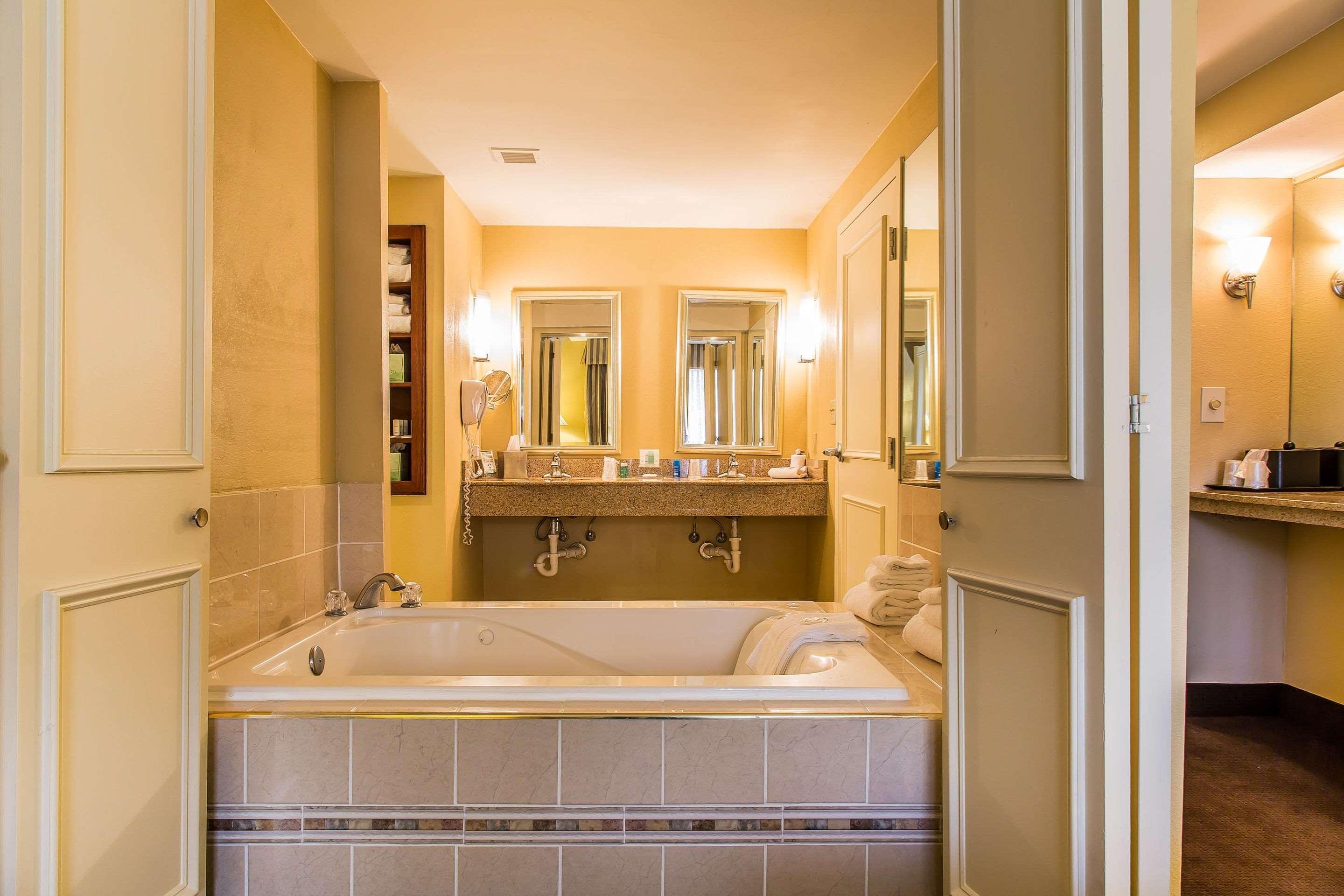 Clarion Hotel & Suites Hamden-New Haven Extérieur photo