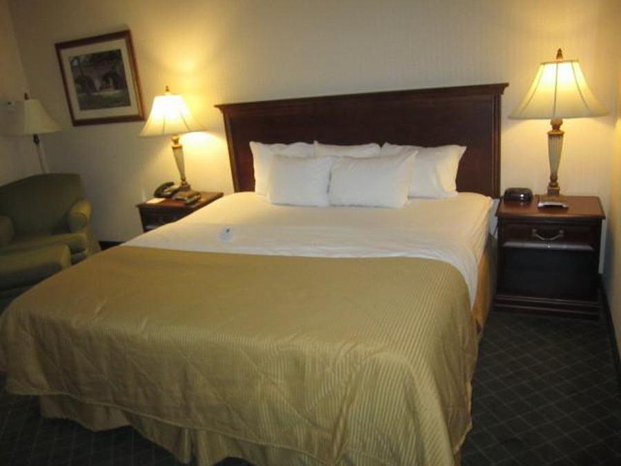 Clarion Hotel & Suites Hamden-New Haven Extérieur photo