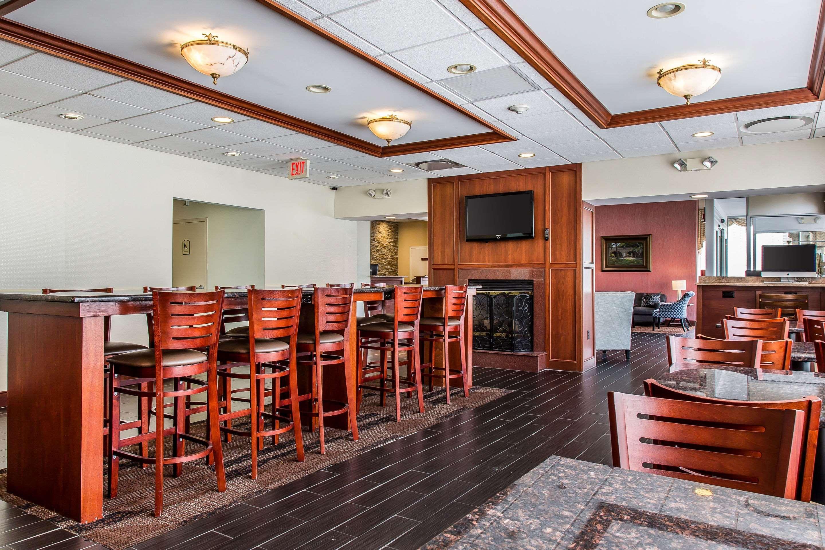 Clarion Hotel & Suites Hamden-New Haven Extérieur photo