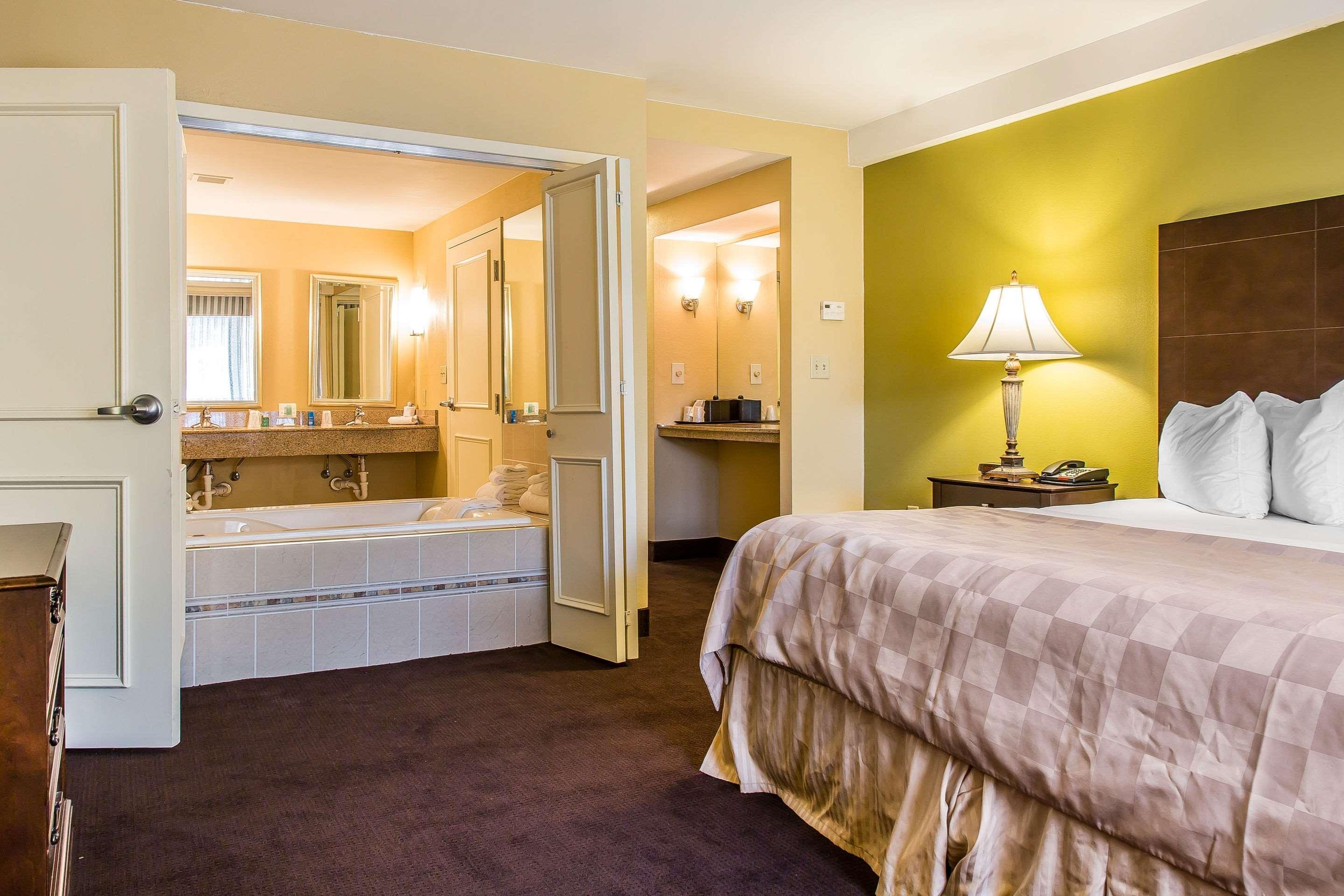 Clarion Hotel & Suites Hamden-New Haven Extérieur photo
