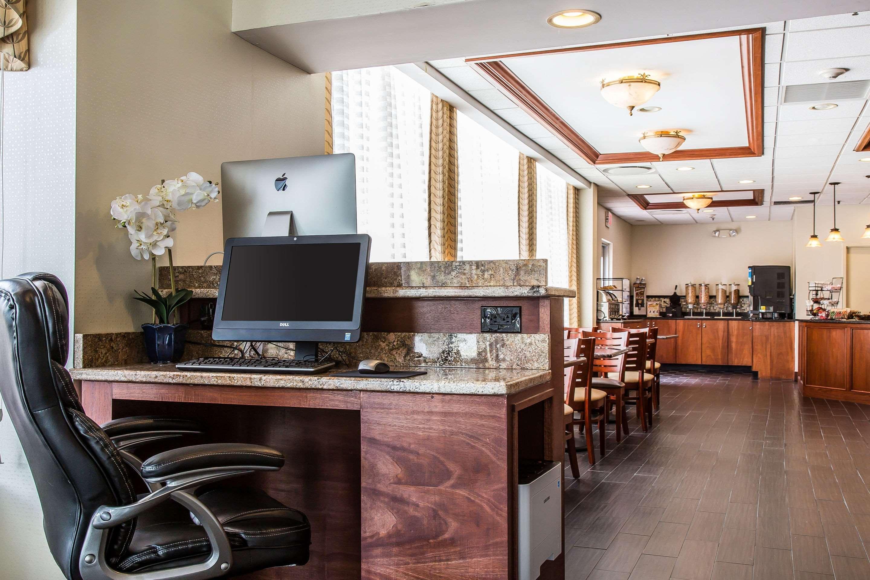 Clarion Hotel & Suites Hamden-New Haven Extérieur photo