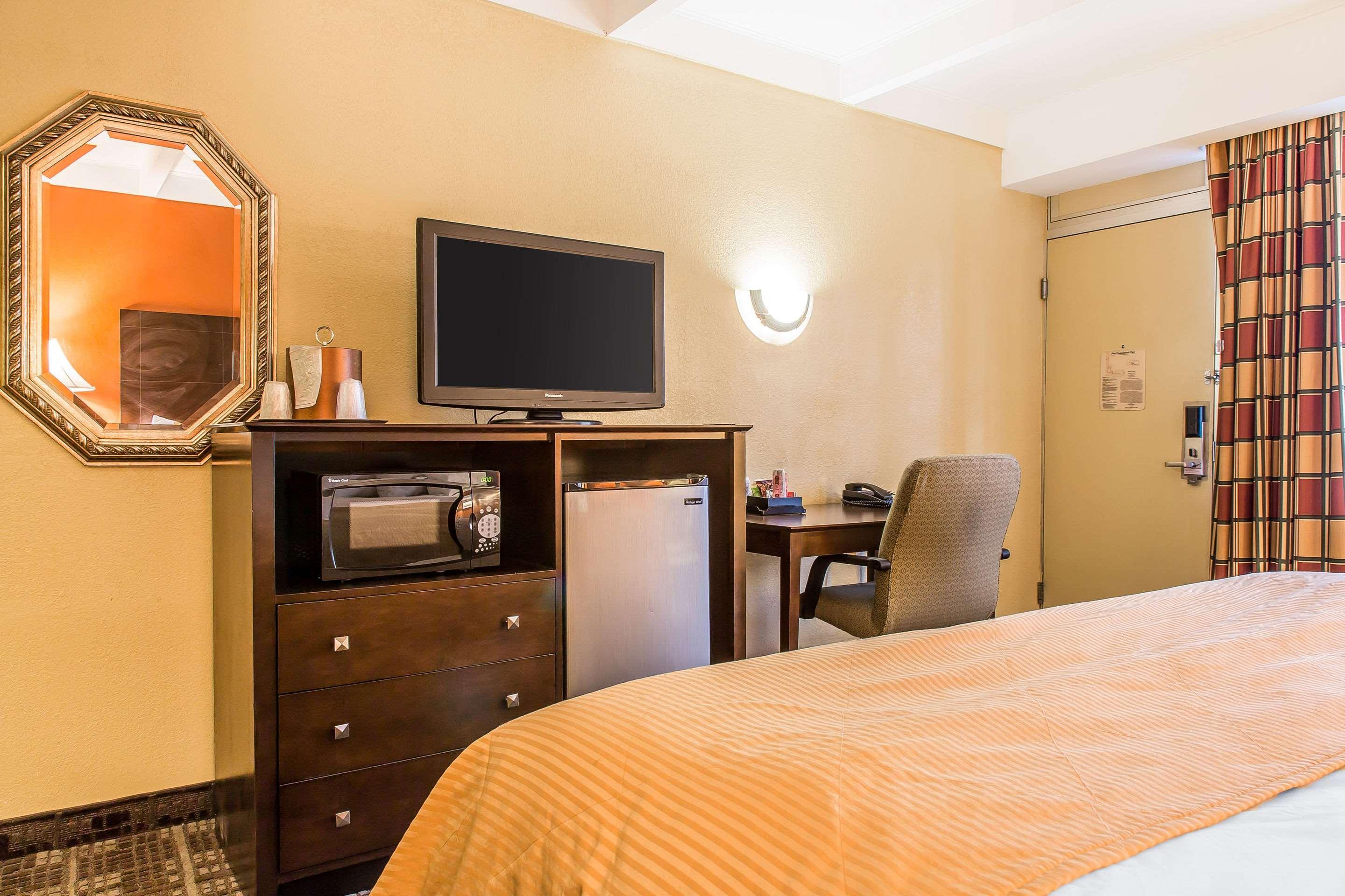 Clarion Hotel & Suites Hamden-New Haven Extérieur photo